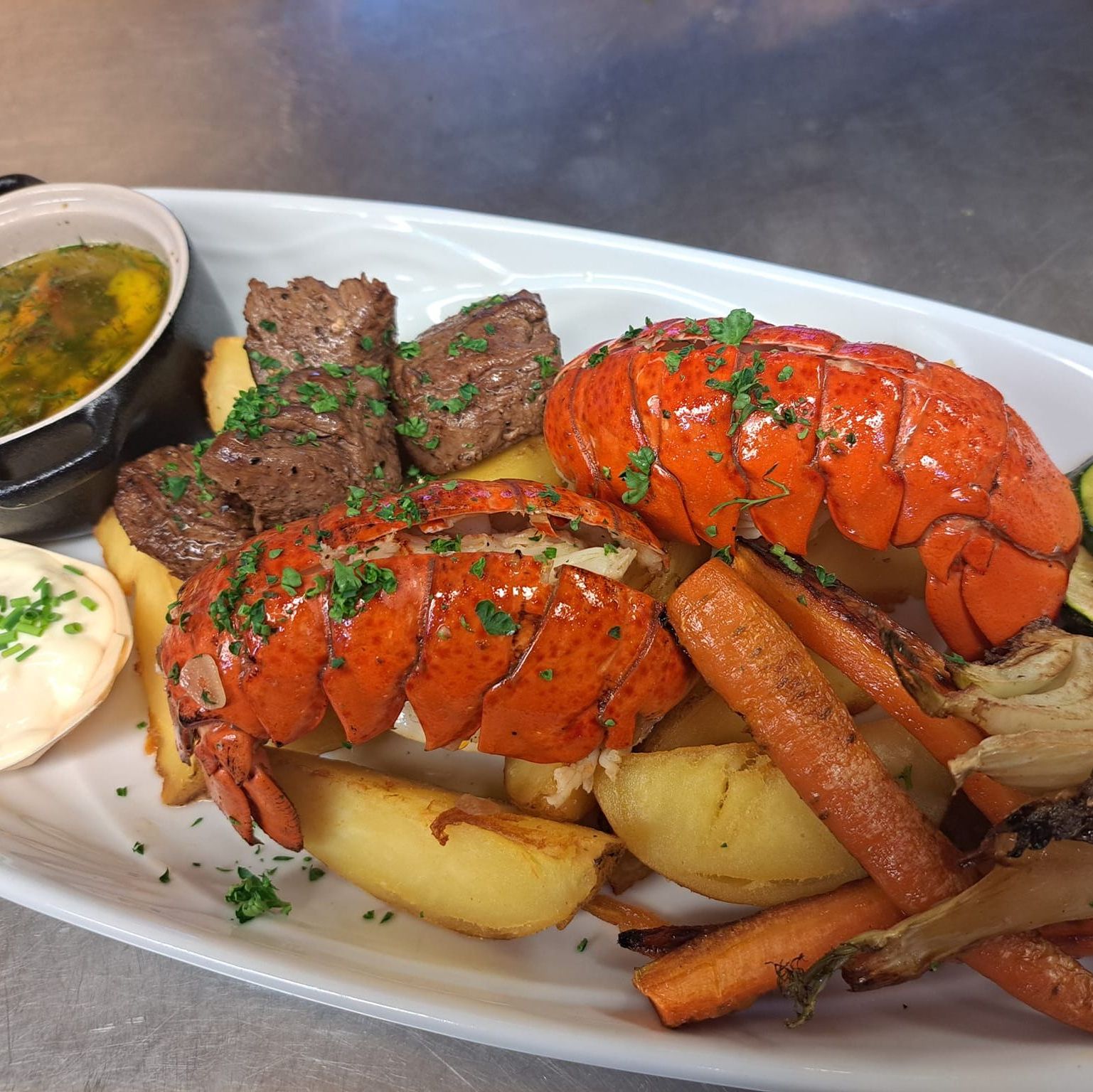 Surf 'n Turf, hummeriannos. Ravintola Nuotta.