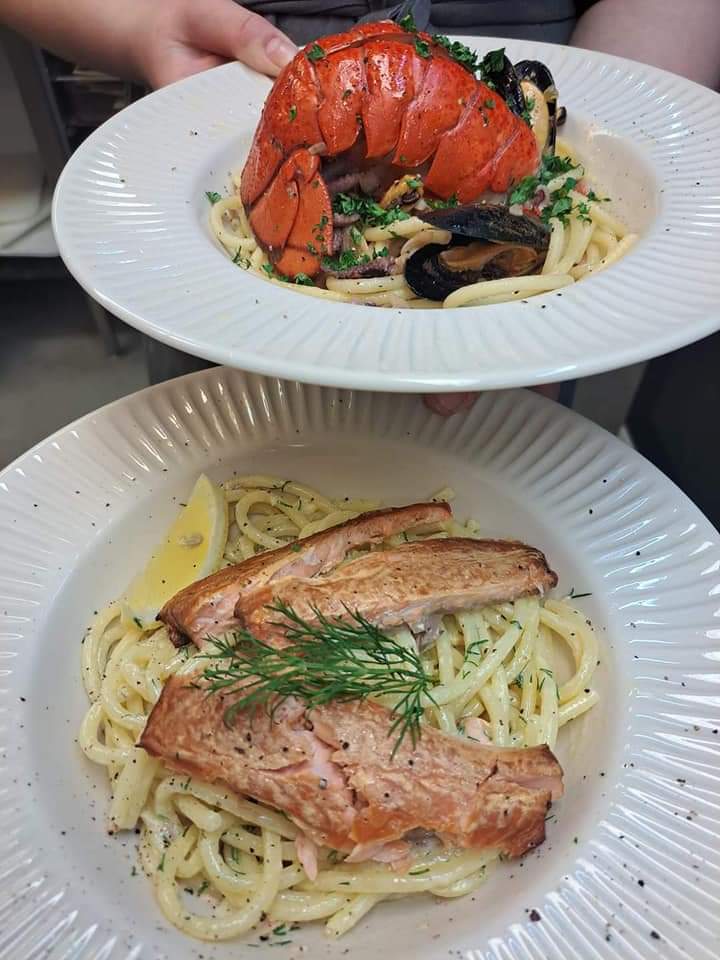 Lohi- ja hummeriannokset. Ravintola Nuotta.